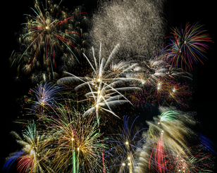 Vuurwerk collage-ps2-vierkant_resultaat Een verzameling van 12 foto's. Elke foto als aparte laag toegevoegd aan een volledig zwarte achtergrondlaag. De Blend Mode 
